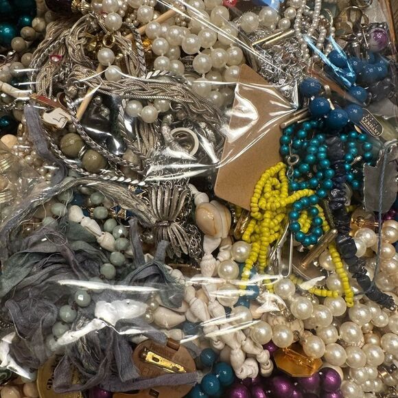 Estate Jewlery lot vintage and modern over 3lbs 
Wearable and craft-able - Picture 4 of 14